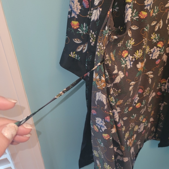 Victoria's Secret Black Floral Satin Robe sz. Small - Picture 5 of 8